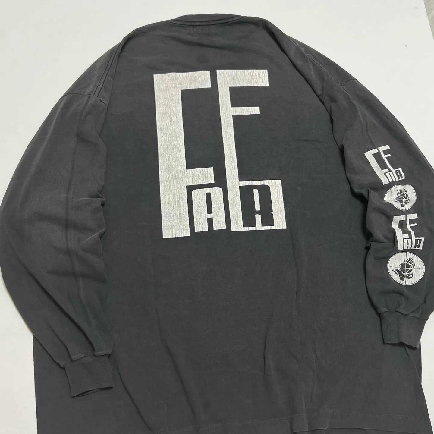 SAINT Mxxxxxx × FEAR OF GOD FG_LS TEE/SNT OF GOD/BLK FOG co-branded model SAINT OF GOD/ETERNAL prayer sight long sleeves, washed black S-XL, this season's major co-branded model, FOG manager JERRY personally carries the goods. The SAINT OF GOD series collaboration has gained quite a lot of buzz. Customized original co-branded SAINT OF GOD main label/washed label. Top-notch printing technology. Using silver sand and cracked pulp on the front and rear panels and heavy washing water to create a natural washed effect of printing, deep restoration